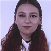 Ptis en un colegio de Utrera como maestra de prácticas. Me definiría como una persona trabajadora y responsable.